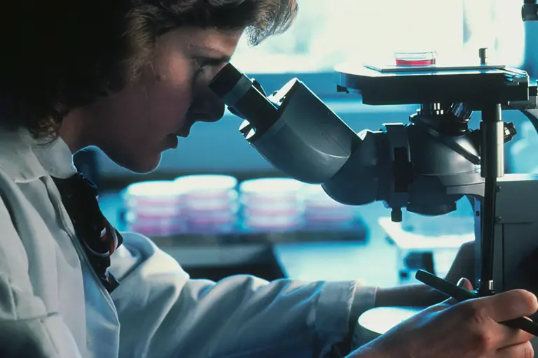 Cancro colorretal aumenta entre os jovens: os sinais que não devem ser ignorados