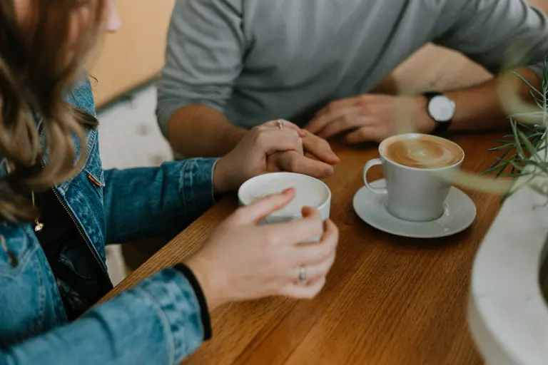 Café diário, menos gordura visceral e alterações hormonais