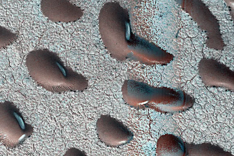 Dunas marcianas no hemisfério norte cobertas por geada, fotografadas pela câmara HiRISE da sonda Mars Reconnaissance Orbiter